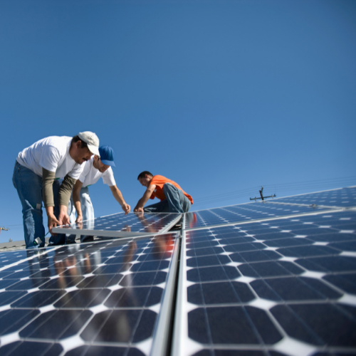 Técnico instalando paneles solares en Guadalajara